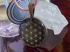 Amulett – kupferfarbend (kein Kupfer) – Blume des Lebens – 25 mm / goldlegiert / schwarz – Produktansicht 1