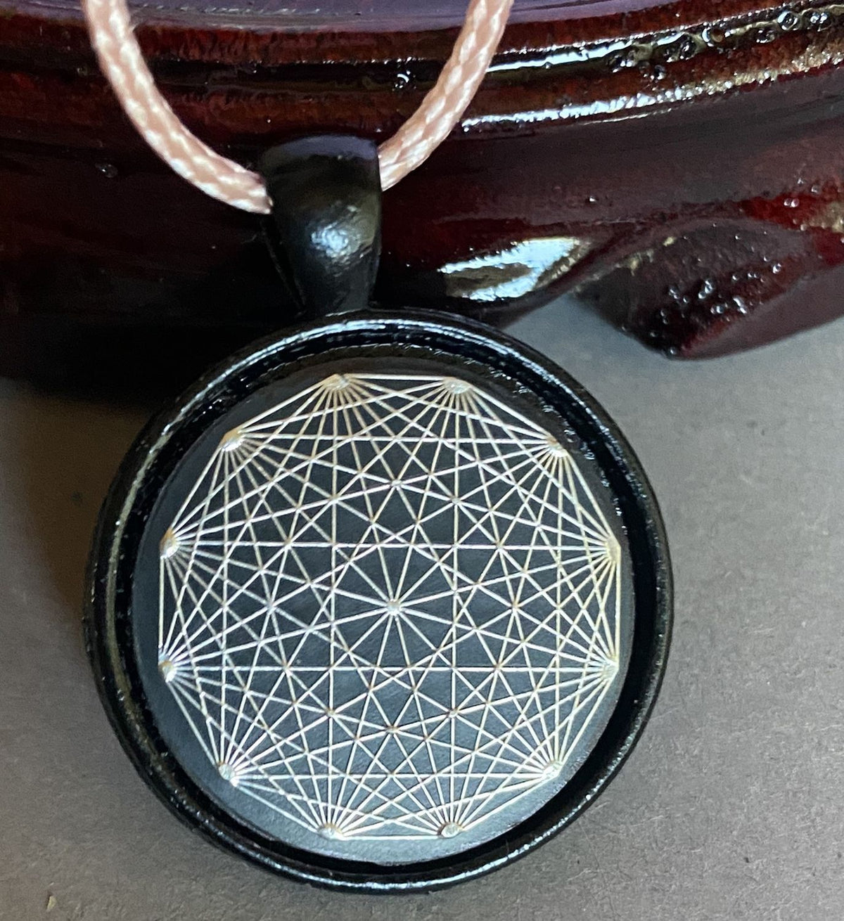 Amulett – schwarz, Dodecagram, Disc in schwarz, 25 mm, zinnlegiert, kupferunterlegt – Produktansicht 1