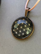 Amulett – kupferfarbend (kein Kupfer) – Blume des Lebens – 25 mm / goldlegiert / schwarz – Produktansicht 1