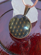 Amulett – kupferfarbend (kein Kupfer) – Blume des Lebens – 25 mm / goldlegiert / schwarz – Produktansicht 1
