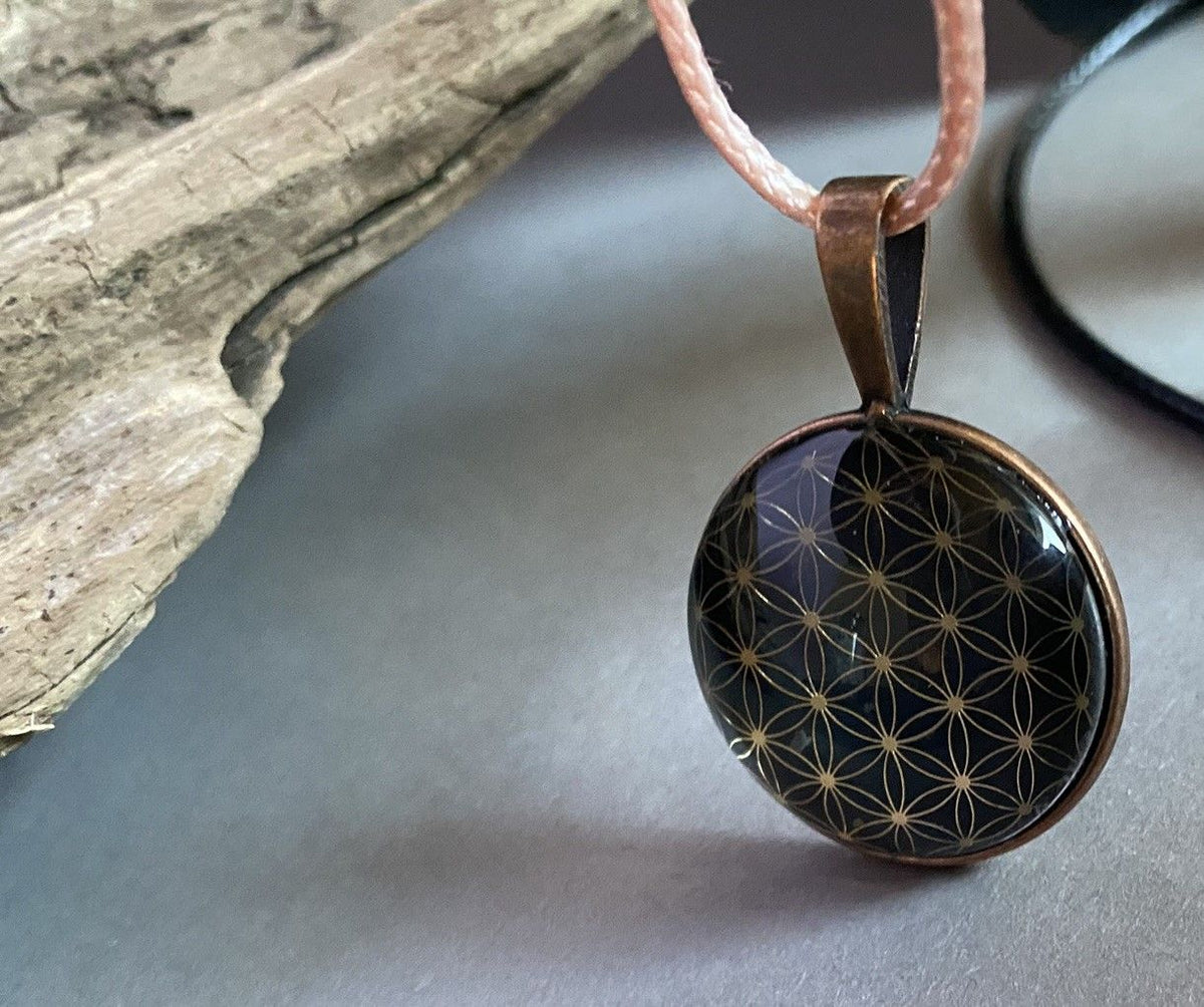 Amulett – kupferfarbend (kein Kupfer) – Blume des Lebens – 25 mm / goldlegiert / schwarz – Produktansicht 1
