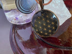Amulett – kupferfarbend (kein Kupfer) – Blume des Lebens – 25 mm / goldlegiert / schwarz – Produktansicht 1