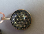 Amulett – kupferfarbend (kein Kupfer) – Blume des Lebens – 25 mm / goldlegiert / schwarz – Produktansicht 1