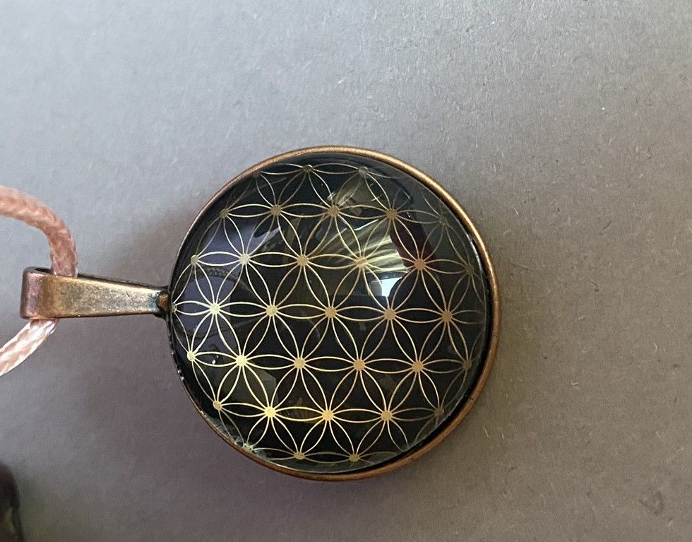 Amulett – kupferfarbend (kein Kupfer) – Blume des Lebens – 25 mm / goldlegiert / schwarz – Produktansicht 1