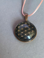 Amulett – kupferfarbend (kein Kupfer) – Blume des Lebens – 25 mm / goldlegiert / schwarz – Produktansicht 1
