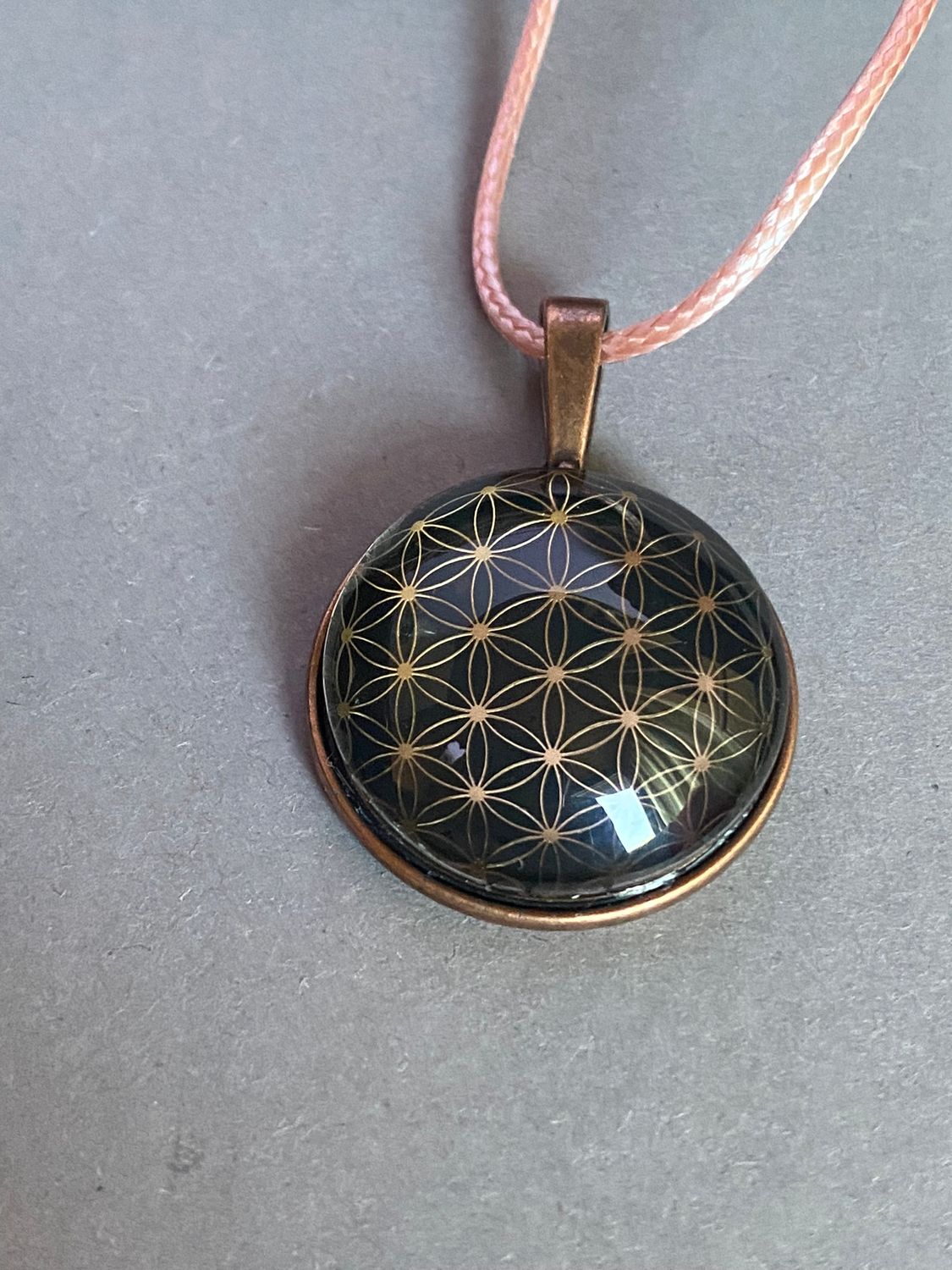 Amulett – kupferfarbend (kein Kupfer) – Blume des Lebens – 25 mm / goldlegiert / schwarz – Produktansicht 1