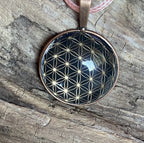 Amulett – kupferfarbend (kein Kupfer) – Blume des Lebens – 25 mm / goldlegiert / schwarz – Produktansicht 1