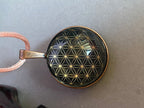 Amulett – kupferfarbend (kein Kupfer) – Blume des Lebens – 25 mm / goldlegiert / schwarz – Produktansicht 1