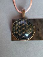 Amulett – kupferfarbend (kein Kupfer) – Blume des Lebens – 25 mm / goldlegiert / schwarz – Produktansicht 1