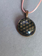 Amulett – kupferfarbend (kein Kupfer) – Blume des Lebens – 25 mm / goldlegiert / schwarz – Produktansicht 1