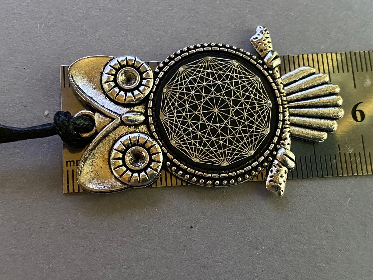 Amulett – Krafttier Eule – Dodecagram – zinnlegiert / nachtschwarz – Produktansicht 1