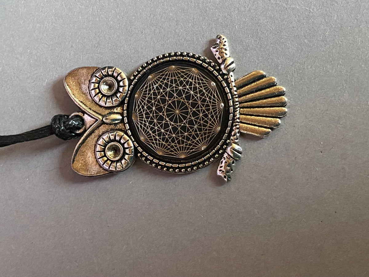 Amulett – Krafttier Eule – Dodecagram – zinnlegiert / nachtschwarz – Produktansicht 1