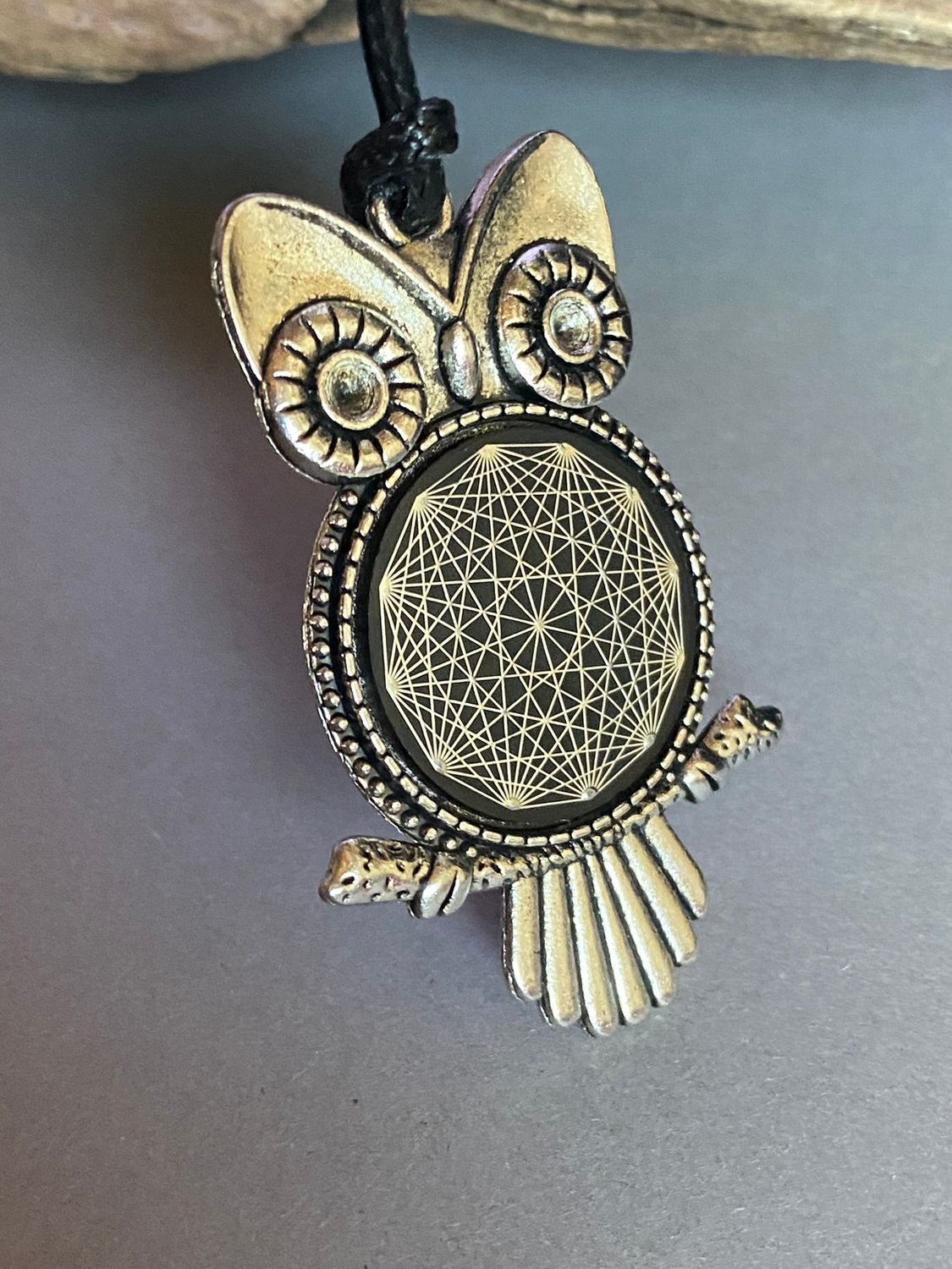 Amulett – Krafttier Eule – Dodecagram – zinnlegiert / nachtschwarz – Produktansicht 1