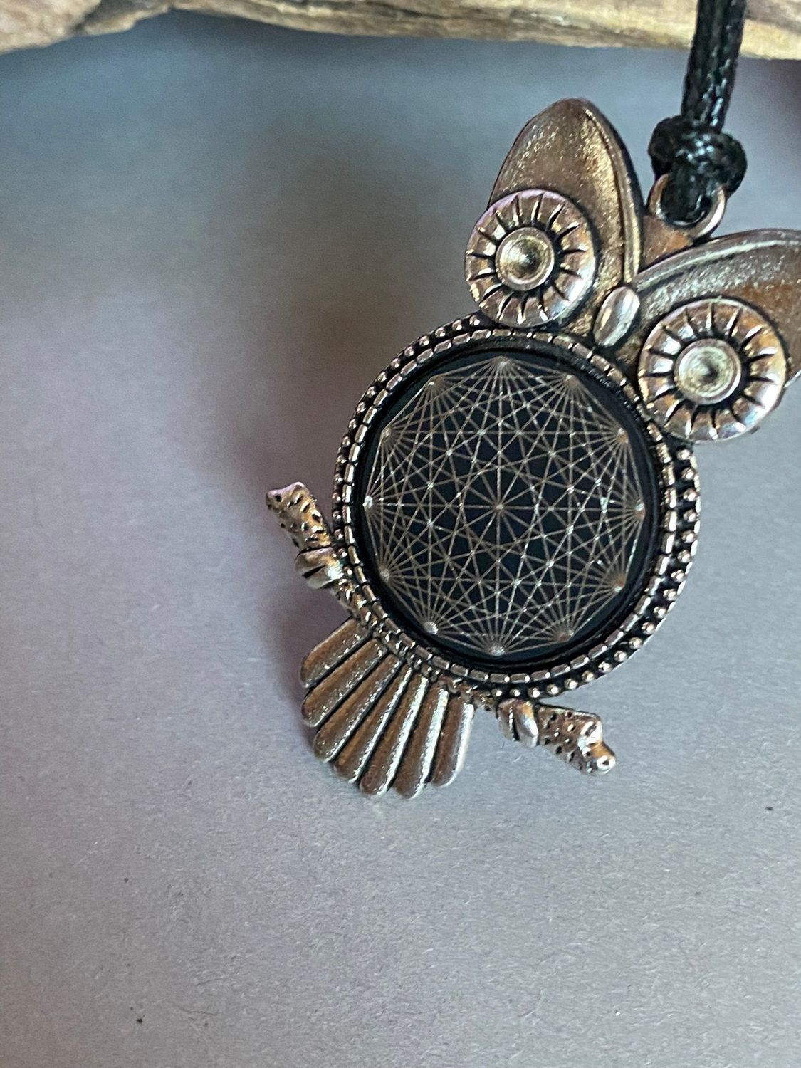 Amulett – Krafttier Eule – Dodecagram – zinnlegiert / nachtschwarz – Produktansicht 1