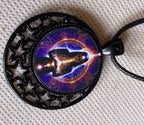 Amulett – lila flieder, Mystik, Wicca Magier Zauberin Chakren Queen, Disc in bunt, 25 mm, kupferunterlegt – Produktansicht 1