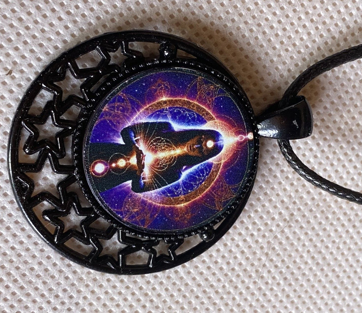 Amulett – lila flieder, Mystik, Wicca Magier Zauberin Chakren Queen, Disc in bunt, 25 mm, kupferunterlegt – Produktansicht 1