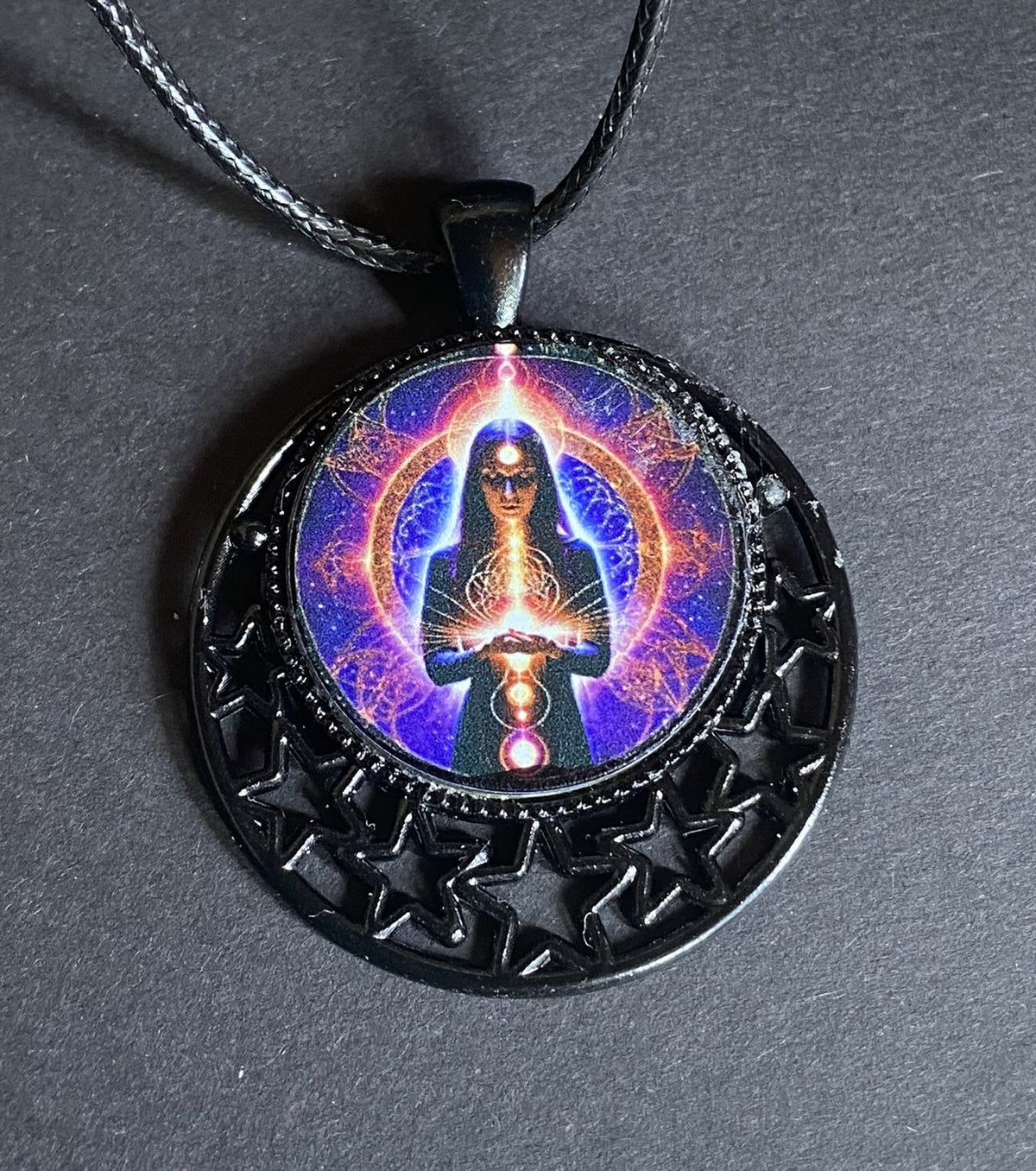 Amulett – lila flieder, Mystik, Wicca Magier Zauberin Chakren Queen, Disc in bunt, 25 mm, kupferunterlegt – Produktansicht 1