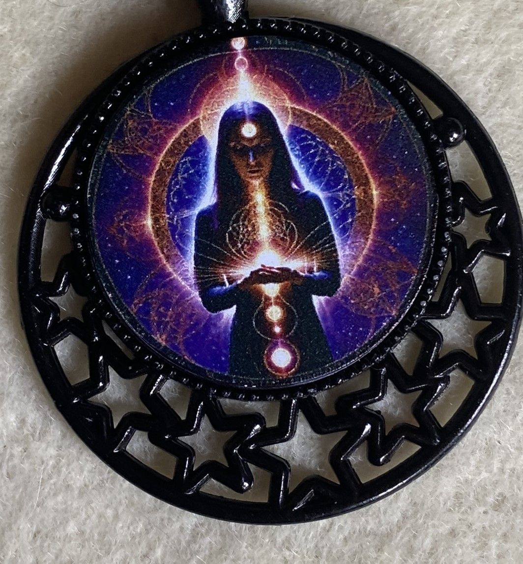 Amulett – lila flieder, Mystik, Wicca Magier Zauberin Chakren Queen, Disc in bunt, 25 mm, kupferunterlegt – Produktansicht 1