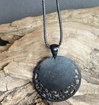Amulett – lila flieder, Mystik, Wicca Magier Zauberin Chakren Queen, Disc in bunt, 25 mm, kupferunterlegt – Produktansicht 1