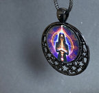 Amulett – lila flieder, Mystik, Wicca Magier Zauberin Chakren Queen, Disc in bunt, 25 mm, kupferunterlegt – Produktansicht 1