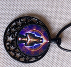Amulett – lila flieder, Mystik, Wicca Magier Zauberin Chakren Queen, Disc in bunt, 25 mm, kupferunterlegt – Produktansicht 1