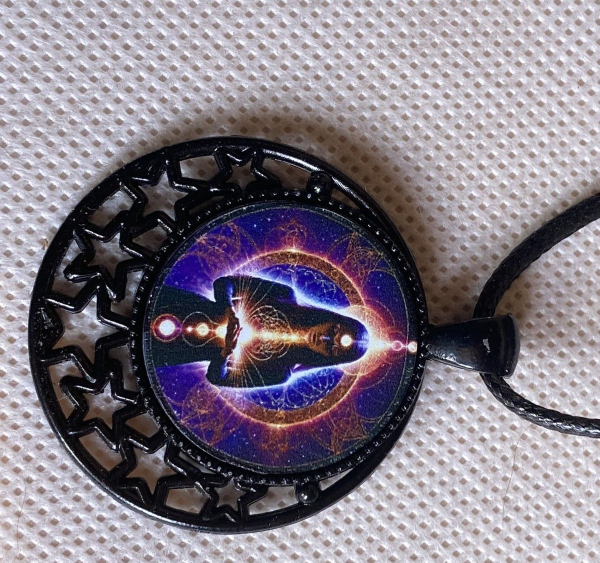 Amulett – lila flieder, Mystik, Wicca Magier Zauberin Chakren Queen, Disc in bunt, 25 mm, kupferunterlegt – Produktansicht 1