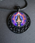 Amulett – lila flieder, Mystik, Wicca Magier Zauberin Chakren Queen, Disc in bunt, 25 mm, kupferunterlegt – Produktansicht 1