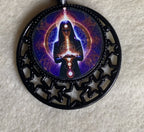 Amulett – lila flieder, Mystik, Wicca Magier Zauberin Chakren Queen, Disc in bunt, 25 mm, kupferunterlegt – Produktansicht 1
