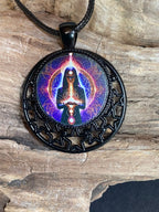 Amulett – lila flieder, Mystik, Wicca Magier Zauberin Chakren Queen, Disc in bunt, 25 mm, kupferunterlegt – Produktansicht 1
