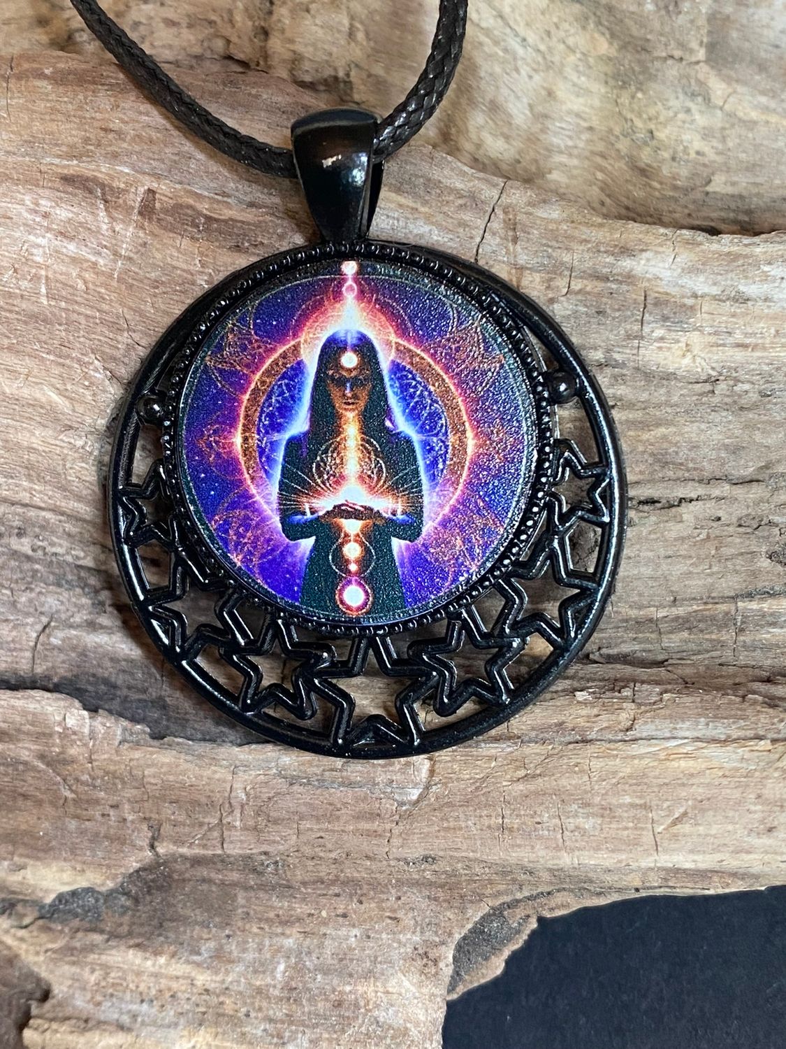 Amulett – lila flieder, Mystik, Wicca Magier Zauberin Chakren Queen, Disc in bunt, 25 mm, kupferunterlegt – Produktansicht 1