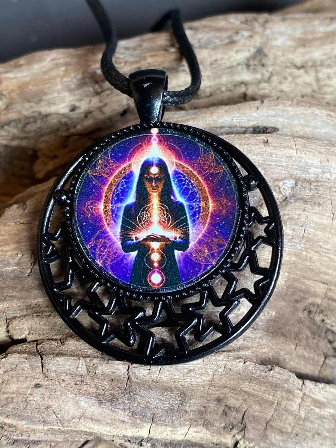 Amulett – lila flieder, Mystik, Wicca Magier Zauberin Chakren Queen, Disc in bunt, 25 mm, kupferunterlegt – Produktansicht 1