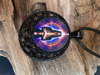 Amulett – lila flieder, Mystik, Wicca Magier Zauberin Chakren Queen, Disc in bunt, 25 mm, kupferunterlegt – Produktansicht 1