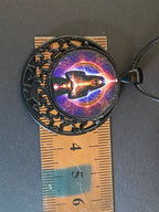Amulett – lila flieder, Mystik, Wicca Magier Zauberin Chakren Queen, Disc in bunt, 25 mm, kupferunterlegt – Produktansicht 1