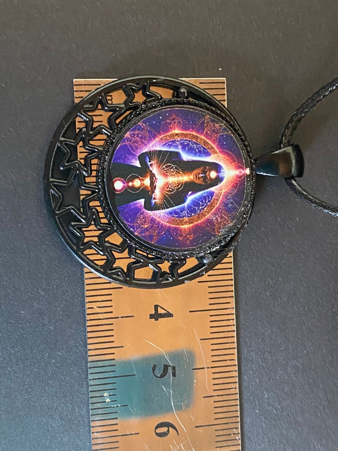 Amulett – lila flieder, Mystik, Wicca Magier Zauberin Chakren Queen, Disc in bunt, 25 mm, kupferunterlegt – Produktansicht 1