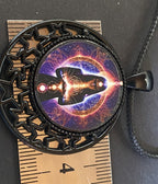 Amulett – lila flieder, Mystik, Wicca Magier Zauberin Chakren Queen, Disc in bunt, 25 mm, kupferunterlegt – Produktansicht 1