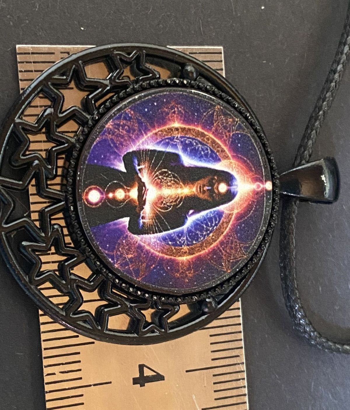 Amulett – lila flieder, Mystik, Wicca Magier Zauberin Chakren Queen, Disc in bunt, 25 mm, kupferunterlegt – Produktansicht 1