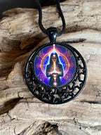 Amulett – lila flieder, Mystik, Wicca Magier Zauberin Chakren Queen, Disc in bunt, 25 mm, kupferunterlegt – Produktansicht 1