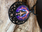 Amulett – lila flieder, Mystik, Wicca Magier Zauberin Chakren Queen, Disc in bunt, 25 mm, kupferunterlegt – Produktansicht 1