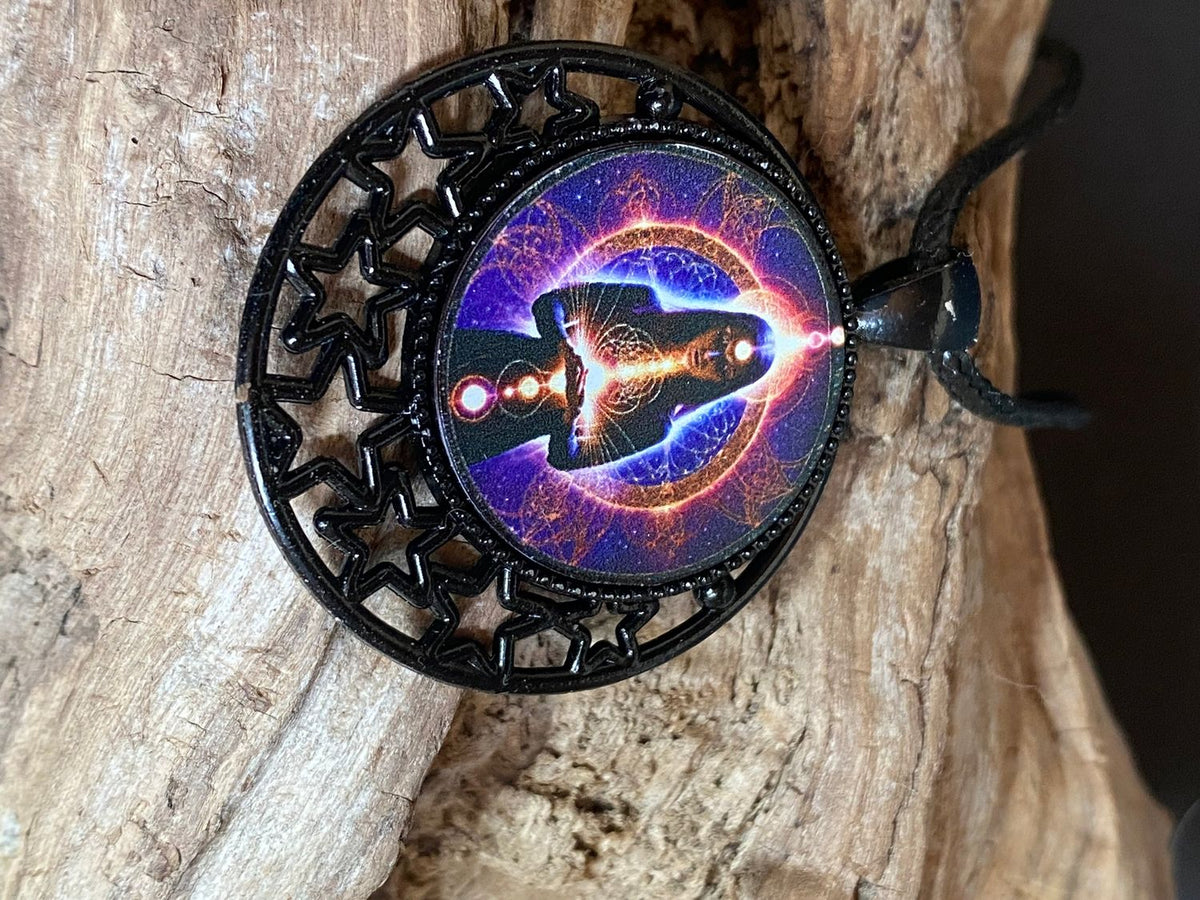 Amulett – lila flieder, Mystik, Wicca Magier Zauberin Chakren Queen, Disc in bunt, 25 mm, kupferunterlegt – Produktansicht 1