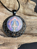 Amulett – lila flieder, Mystik, Wicca Magier Zauberin Chakren Queen, Disc in bunt, 25 mm, kupferunterlegt – Produktansicht 1