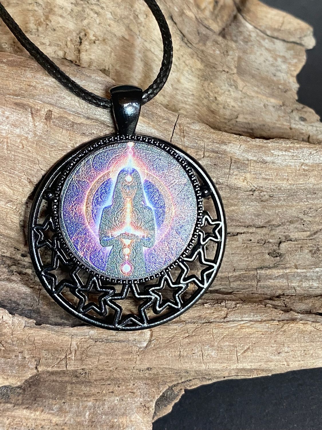 Amulett – lila flieder, Mystik, Wicca Magier Zauberin Chakren Queen, Disc in bunt, 25 mm, kupferunterlegt – Produktansicht 1