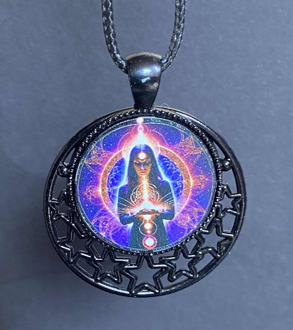 Amulett – lila flieder, Mystik, Wicca Magier Zauberin Chakren Queen, Disc in bunt, 25 mm, kupferunterlegt – Produktansicht 1