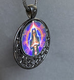 Amulett – lila flieder, Mystik, Wicca Magier Zauberin Chakren Queen, Disc in bunt, 25 mm, kupferunterlegt – Produktansicht 1