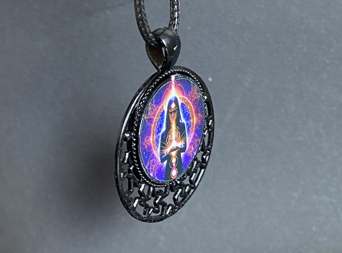 Amulett – lila flieder, Mystik, Wicca Magier Zauberin Chakren Queen, Disc in bunt, 25 mm, kupferunterlegt – Produktansicht 1