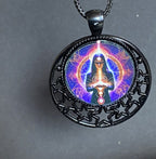 Amulett – lila flieder, Mystik, Wicca Magier Zauberin Chakren Queen, Disc in bunt, 25 mm, kupferunterlegt – Produktansicht 1