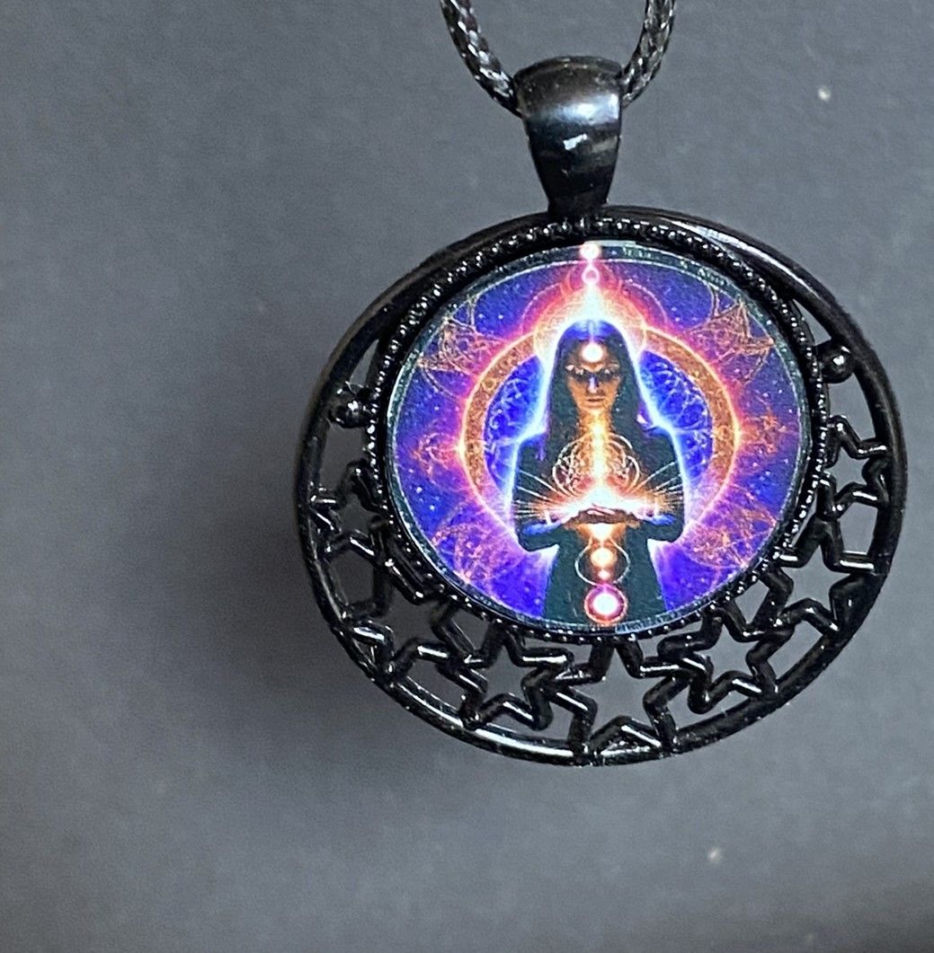 Amulett – lila flieder, Mystik, Wicca Magier Zauberin Chakren Queen, Disc in bunt, 25 mm, kupferunterlegt – Produktansicht 1