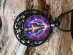 Amulett – lila flieder, Mystik, Wicca Magier Zauberin Chakren Queen, Disc in bunt, 25 mm, kupferunterlegt – Produktansicht 1