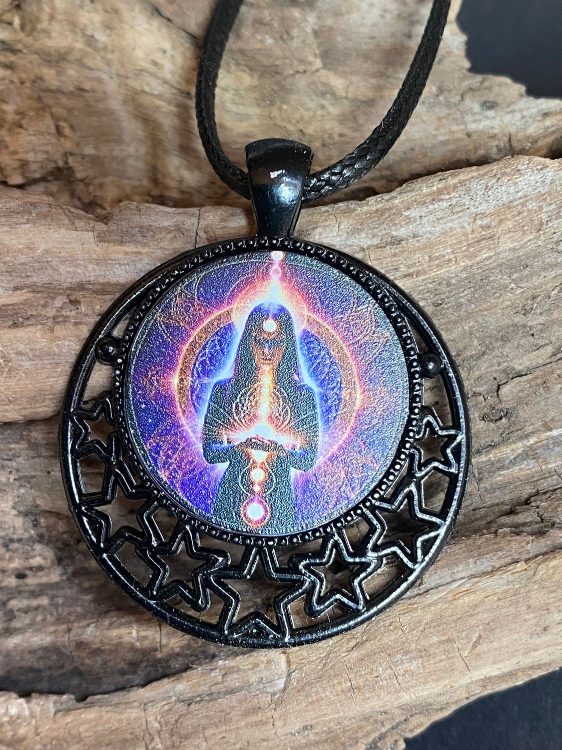 Amulett – lila flieder, Mystik, Wicca Magier Zauberin Chakren Queen, Disc in bunt, 25 mm, kupferunterlegt – Produktansicht 1
