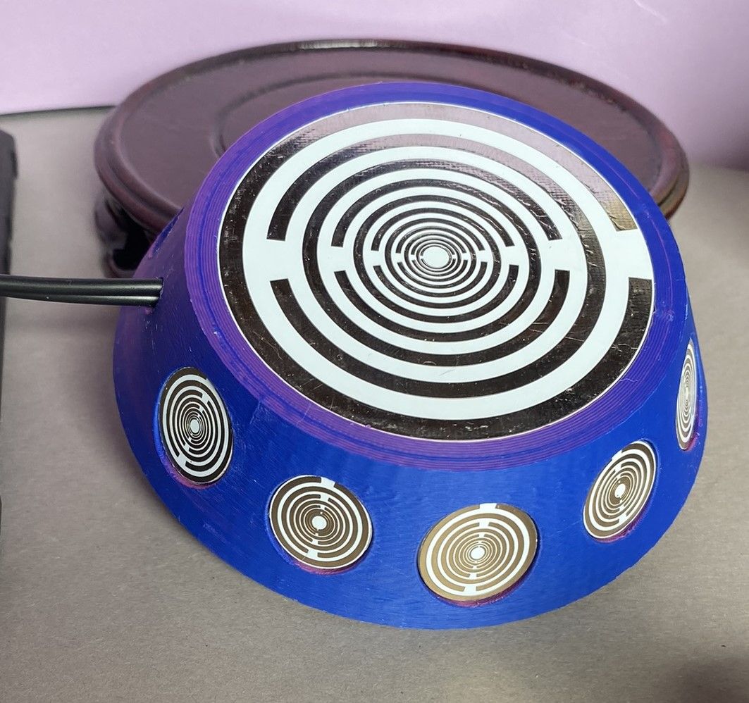 69 mm VibraNex UFO, Farbverlauf, Oberflächenplatte zinnlegiert, Füllung Turmalin, Bergkristall, Amethyst – Produktansicht 1