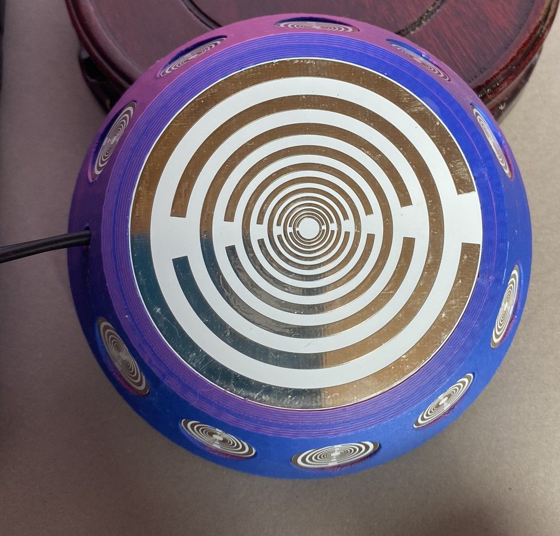 69 mm VibraNex UFO, Farbverlauf, Oberflächenplatte zinnlegiert, Füllung Turmalin, Bergkristall, Amethyst – Produktansicht 1